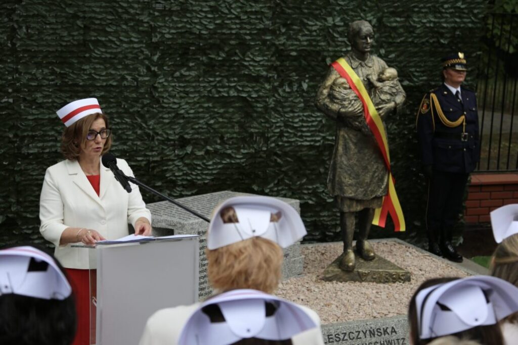 W Dzień Polskiej Położnej 8 maja br. w Warszawie odsłonięto pomnik Sługi Bożej Stanisławy Leszczyńskiej, bohaterskiej położnej z Auschwitz