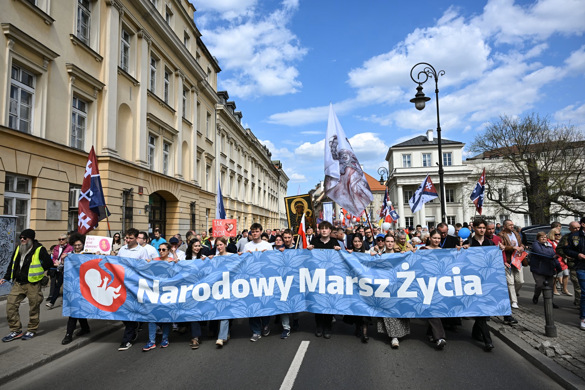 Narodowy Marsz Życia przeszedł przez Warszawę w niedzielę 19 kwietnia br. skupiając olbrzymie tłumy uczestników
